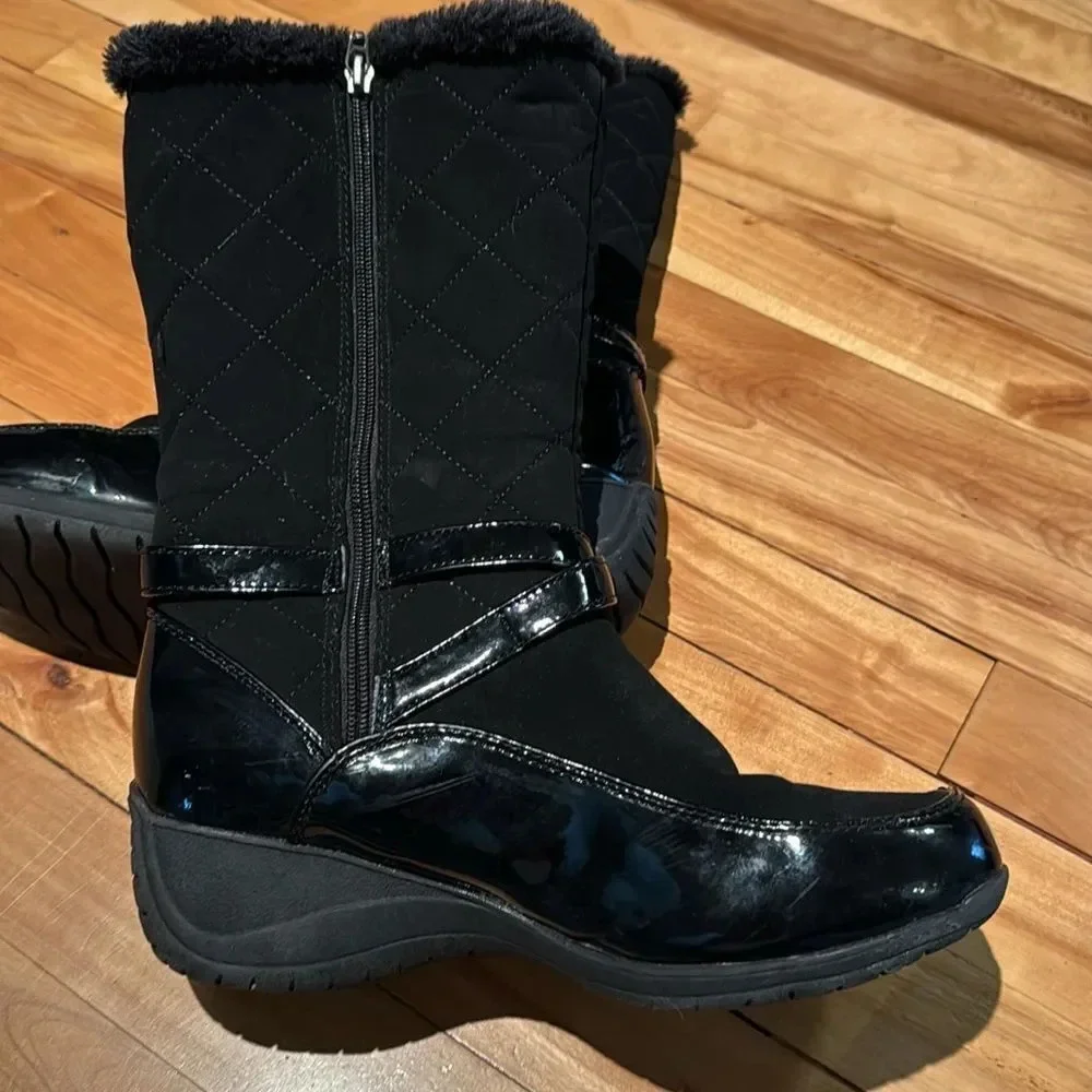Khombu Lily Buckle black faux patent leather quilted faux fur side zip boots 9.5